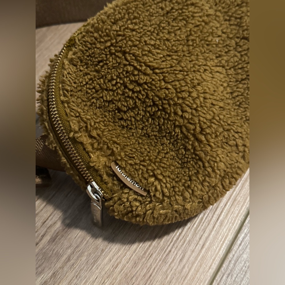 lululemon Sherpa everywhere belt bag - Picture 3 of 10